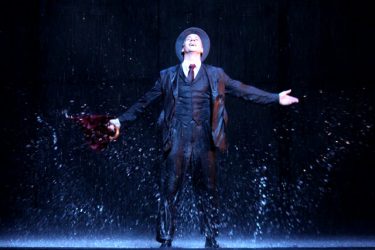 アダム・クーパー、待望の『雨に唄えば』再来日公演開幕！降り注ぐ雨の中踊る名シーンが蘇る