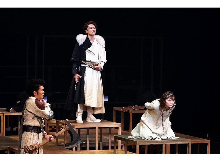 井上芳雄、伊藤沙莉らと蓬莱竜太が描いた“現代の寓話”『首切り王子と愚かな女』開幕