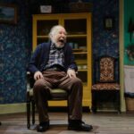 橋爪功主演、フロリアン・ゼレールの傑作『飛び立つ前に』日本初演が開幕！“家族”の愛と記憶を巡る物語