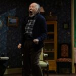 橋爪功主演、フロリアン・ゼレールの傑作『飛び立つ前に』日本初演が開幕！“家族”の愛と記憶を巡る物語