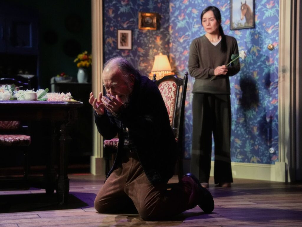 橋爪功主演、フロリアン・ゼレールの傑作『飛び立つ前に』日本初演が開幕！“家族”の愛と記憶を巡る物語