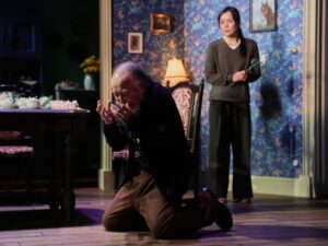 橋爪功主演、フロリアン・ゼレールの傑作『飛び立つ前に』日本初演が開幕！“家族”の愛と記憶を巡る物語